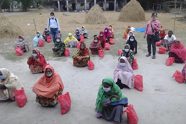 চিলাহাটিতে অসহায়দের মাঝে ঈদ সামগ্রী বিতরণ