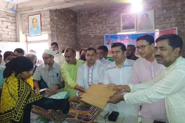 আলফাডাঙ্গায় দুস্থদের মাঝে ঈদ বস্ত্র বিতরণ
