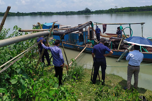 নলছিটিতে ড্রেজার মালিককে জরিমানা