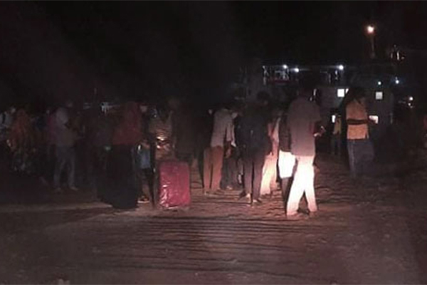 পণ্যবাহী ফেরিতে ঘরমুখো মানুষ