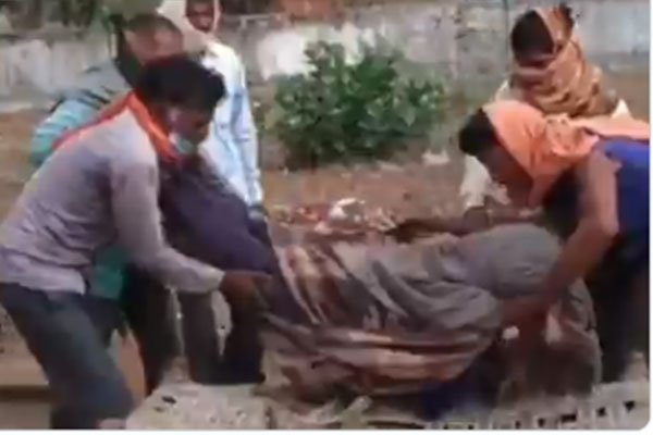 হৃদয়বিদারক; মেয়ের লাশ কাঁধে নিয়ে ৩৫ কি.মি. পাড়ি দিলেন বাবা!