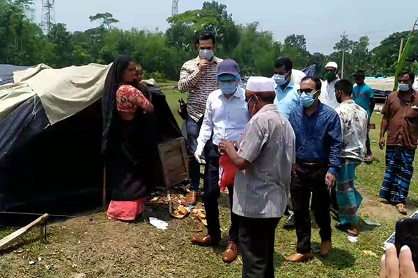 নেত্রকোনায় বেদে পল্লীর শিশুদের মাঝে খাদ্য সামগ্রী বিতরণ