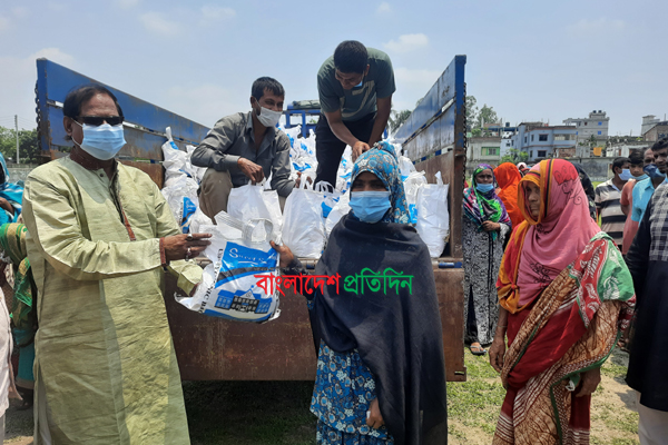 জয়পুরহাটে দুস্থদের প্রধানমন্ত্রীর ঈদ উপহার দিলেন এমপি দুদু