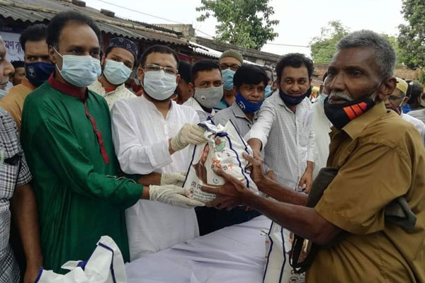 চাঁপাইনবাবগঞ্জে ১৫ হাজার পরিবার পেল ঈদ উপহার