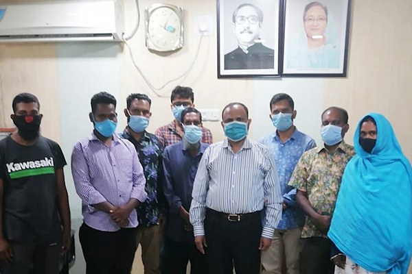 বরিশালে ৯৮ জনকে অর্থ সহায়তা 