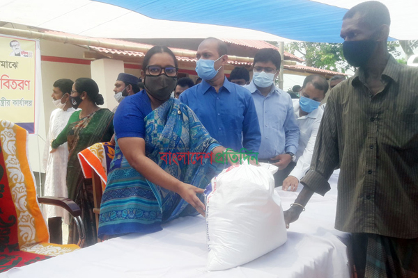 গোপালগঞ্জে কর্মহীন মানুষের মাঝে প্রধানমন্ত্রীর উপহার বিতরণ 