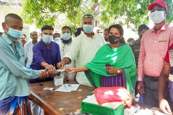 সান্তাহারে অসহায় পরিবারের ভিজিএফের টাকা বিতরণ