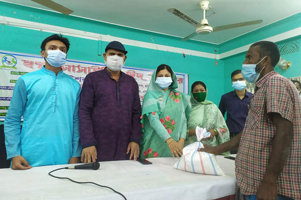 
হবিগঞ্জে কর্মহীনদের মাঝে খাদ্য সামগ্রী বিতরণ 