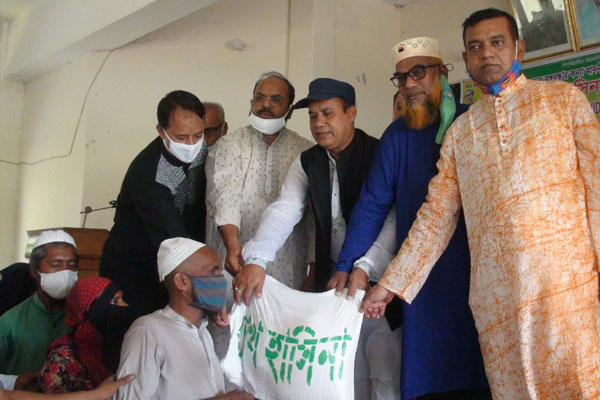 গোপালগঞ্জে ২ হাজার পরিবারের মাঝে খাদ্য সামগ্রী বিতরণ