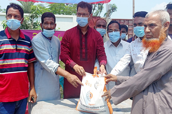 নওগাঁয় দুস্থ-অসহায়দের মাঝে ঈদ সামগ্রী বিতরণ