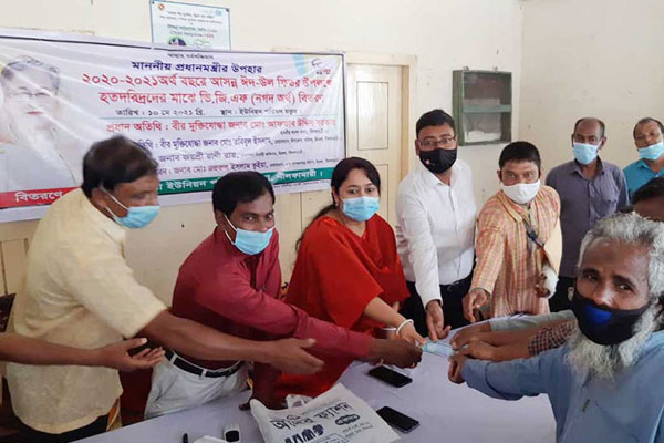 ডিমলায় ঈদ উপলক্ষে হতদরিদ্রদের মাঝে অর্থ বিতরণ