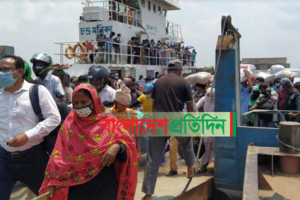 পাটুরিয়া ফেরিঘাটে ঘরমুখো মানুষের অতিরিক্ত চাপ