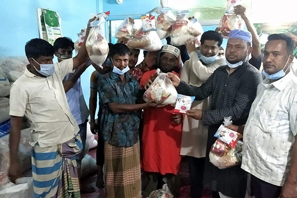 লাকসামে সিএনজি শ্রমিকদের মধ্যে ঈদ সামগ্রী বিতরণ