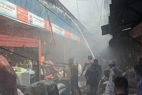 নারায়ণগঞ্জে আগুনে পুড়লো ১০ দোকান