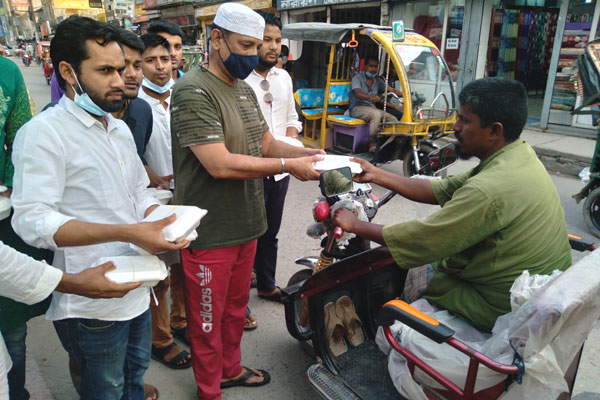 কিশোরগঞ্জে গরিব পথচারীদের মাঝে ইফতার বিতরণ