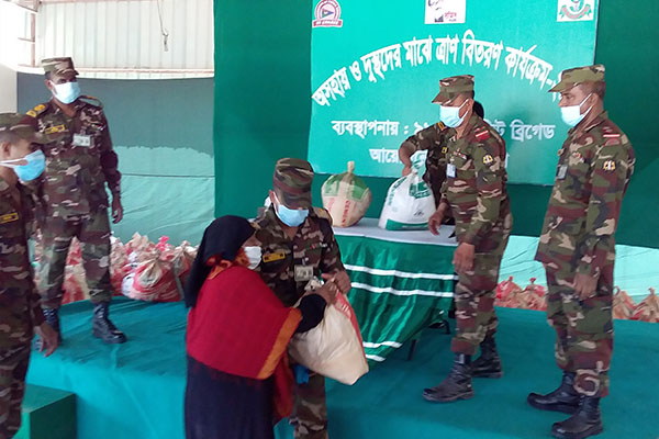 মুন্সীগঞ্জে অসহায়-দুস্থদের মাঝে সেনাবাহিনীর ত্রাণ বিতরণ