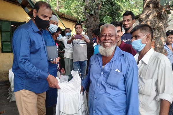 চট্টগ্রামে দুস্থদের মাঝে রেলওয়ে শ্রমিক লীগের খাদ্য সামগ্রী বিতরণ