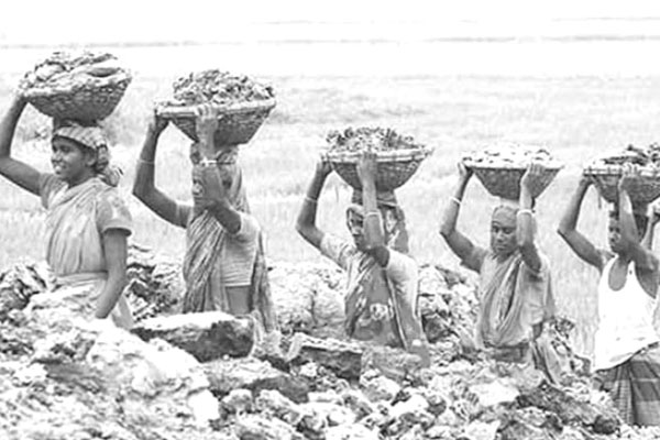 ন্যায্য মজুরি থেকে বঞ্চিত নারী শ্রমিক