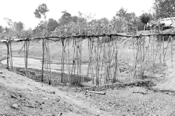 সেতুর অভাবে দুর্ভোগ