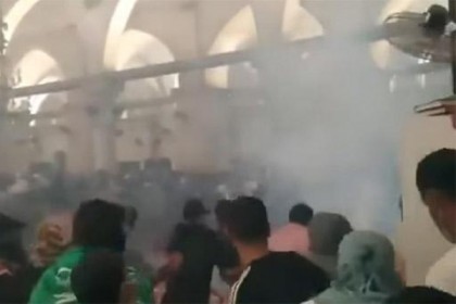 এবার কদরের রাতে আল-আকসা মসজিদে ইসরায়েলি বাহিনীর হামলা... (ভিডিও)