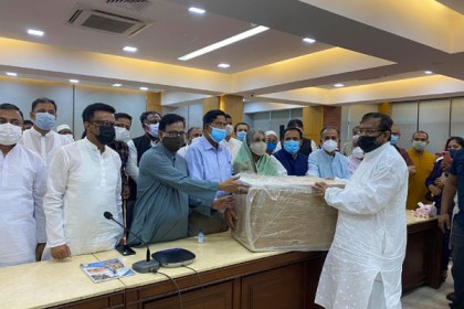 অক্সিজেন কনসেনট্রেটর বিতরণ আওয়ামী লীগের ত্রাণ উপকমিটির 