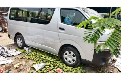 মৌসুম শুরুর আগেই রাজধানীর আড়তে পাকা আম!

