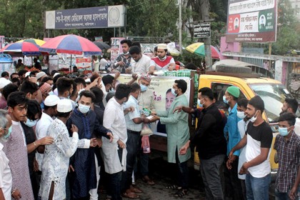 
বরিশালে অসহায়দের মাঝে ইফতার বিতরণ