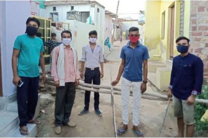 মাস্ক না পরলেই গ্রাম পাহারা দেওয়ার শাস্তি কাজে দিয়েছে

