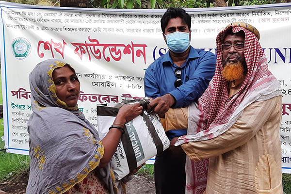 সাতক্ষীরায় অসহায়দের মাঝে ঈদ উপহার বিতরণ 