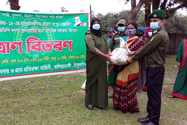 বালিয়াডাঙ্গীতে অসচ্ছল আনসার সদস্যদের খাদ্য সহায়তা