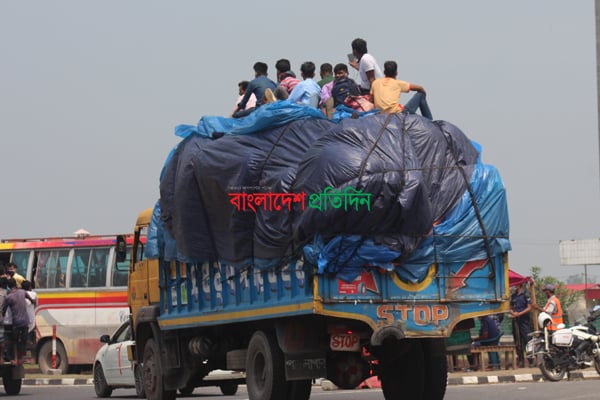 ঝুঁকি নিয়ে পণ্যবাহী ট্রাকে বাড়ীর পথে