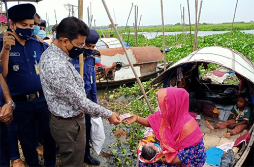 মুন্সীগঞ্জে বেদে ও তৃতীয় লিঙ্গ সম্প্রদায়ের মাঝে ডিআইজি হাবিবের ঈদ উপহার বিতরণ