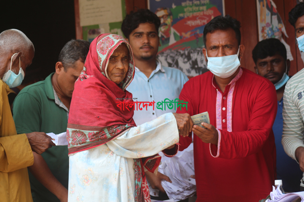 সিরাজগঞ্জে সাড়ে তিন হাজার দুঃস্থদের প্রধানমন্ত্রীর উপহার বিতরণ