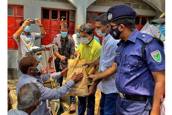 দরিদ্রদের মাঝে শ্রীমঙ্গলে ঈদ উপহার বিতরণ