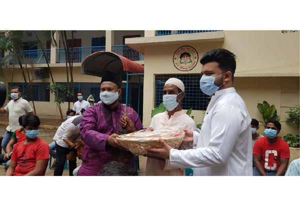 শাহাজানপুরে অসহায় পরিবারে 
ঈদ উপহার বিতরণ