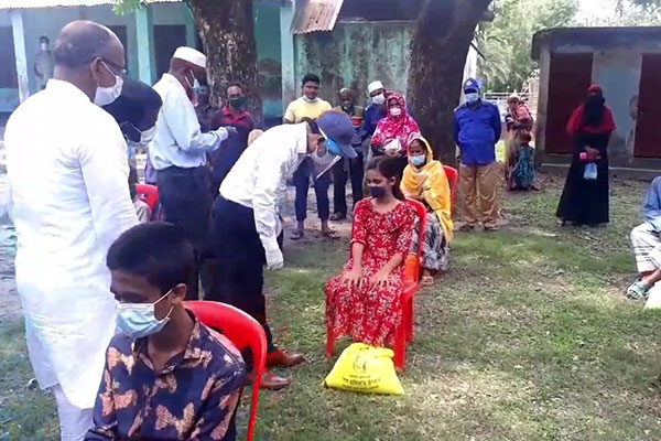নেত্রকোনায় প্রতিবন্ধীদের মাঝে ত্রাণ সামগ্রী বিতরণ