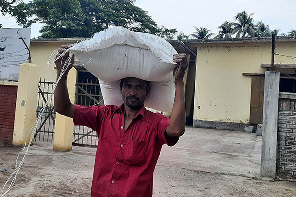 শরীয়তপুরে খাদ্য গুদাম থেকে কালো বাজারে চাল বিক্রির অভিযোগ