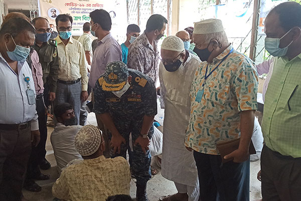 নারায়ণগঞ্জে নৌযান শ্রমিকদের মাঝে খাদ্যসামগ্রী বিতরণ