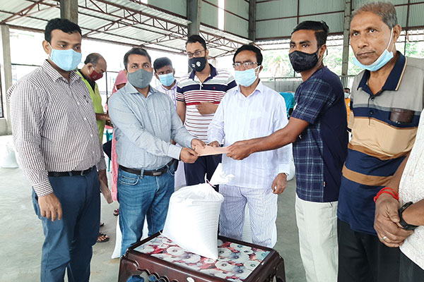 বাগেরহাটে কর্মহীন ৪২ খেলোয়াড় পেল সহায়তা