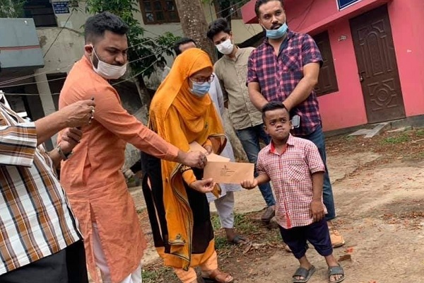 ভালুকায় দুস্থ পরিবার ও প্রতিবন্ধীদের মাঝে ঈদ উপহার বিতরণ 