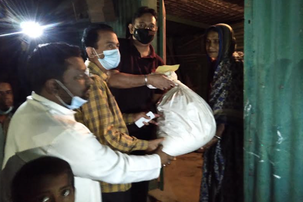কিশোরগঞ্জে করোনায় কর্মহীন অসহায় মানুষদের খাদ্য সহায়তা