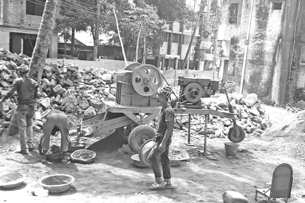 ইট ভাঙা মেশিনের বিকট শব্দে অতিষ্ঠ শহরবাসী