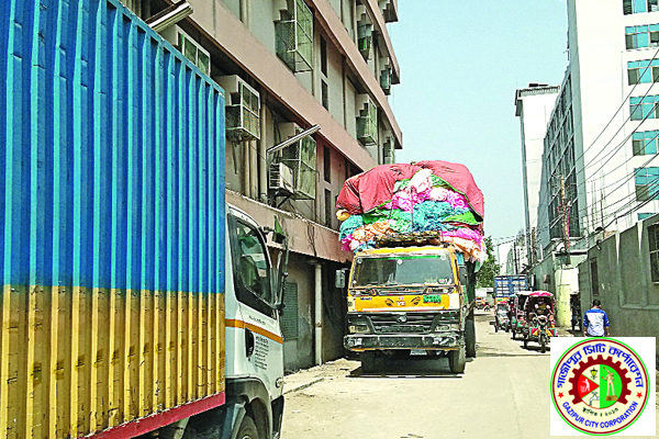 সড়ক দখল করে পার্কিং
