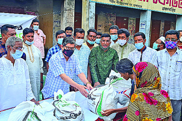 দুর্দিনে উপহার পেয়ে আবেগাপ্লুত দরিদ্ররা