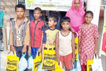 নতুন জামায় সুুবিধাবঞ্চিত শিশুদের ‘ইচ্ছে পূরণ’