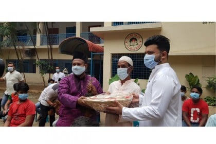 শাহাজানপুরে অসহায় পরিবারে 
ঈদ উপহার বিতরণ