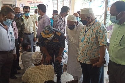 নারায়ণগঞ্জে নৌযান শ্রমিকদের মাঝে খাদ্যসামগ্রী বিতরণ