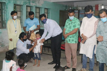 বরিশালে সুবিধাবঞ্চিত শিশুদের মাঝে ঈদের নতুন পোশাক বিতরণ
