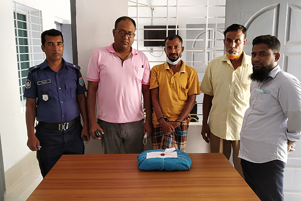 মোরেলগঞ্জে গাঁজাসহ বাসচালক আটক