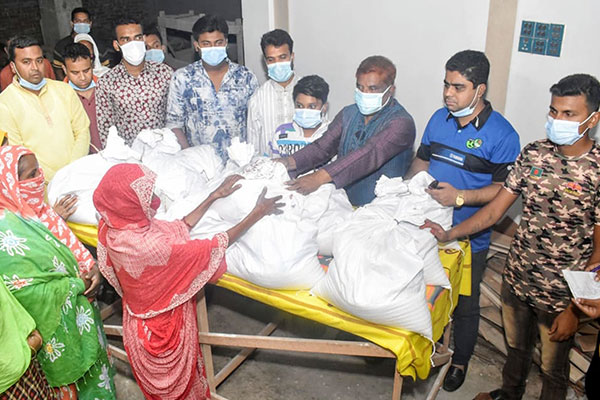 বগুড়ায় প্রধানমন্ত্রীর ঈদ উপহার পেল শতাধিক পরিবার

